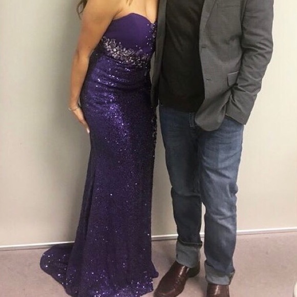 Deep purple strapless floor length prom dress/ gown hardly worn, small train - Picture 4 of 4